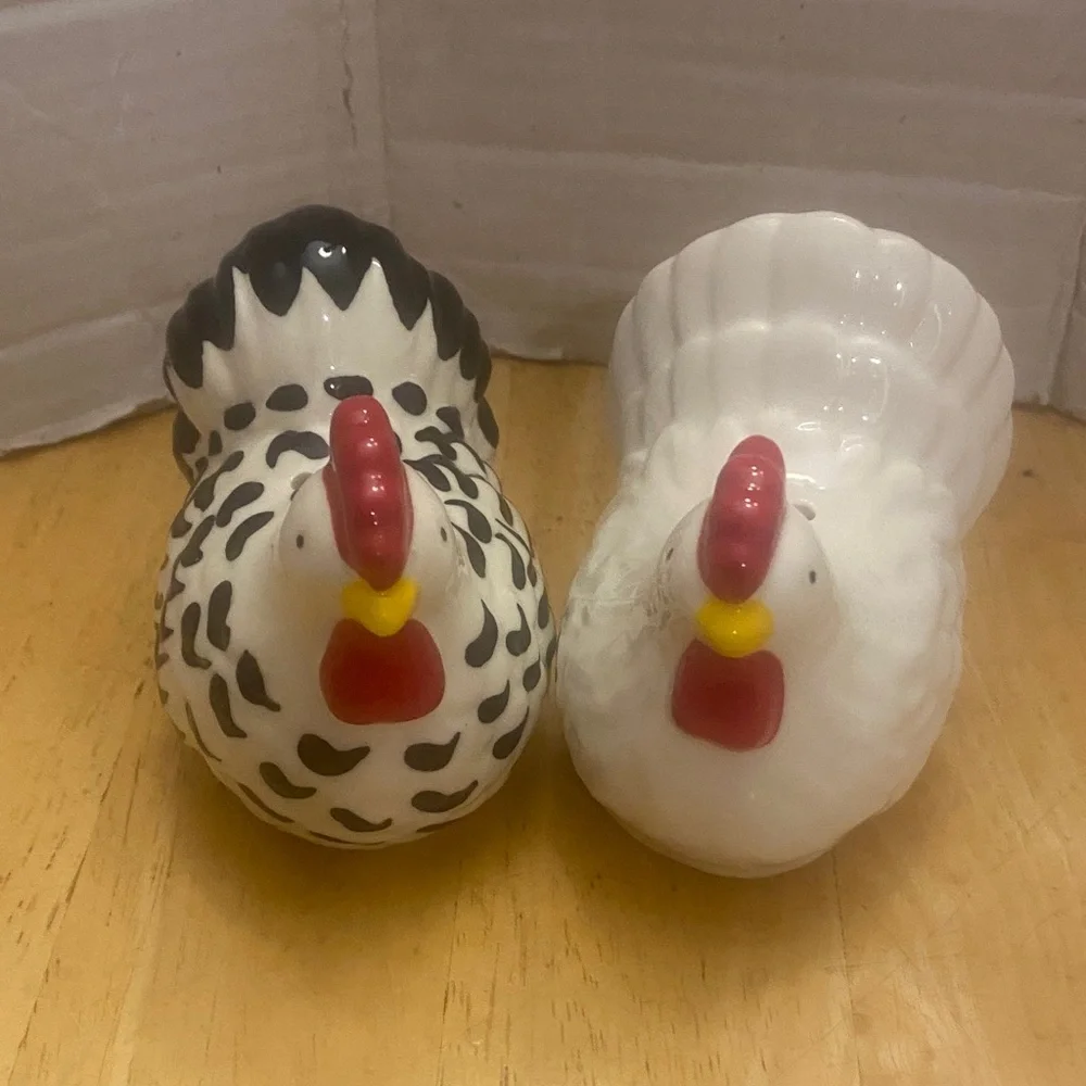 Sur la Table Ceramic Rooster salt & pepper Figurines - NWT